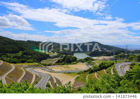 ◇Dam Park Ibakita (View from the Dam Park Oiwa Observation Plaza towards the suspension bridge) / Ibaraki City, Osaka Prefecture ◇Dam Park Ibakita (View from the Dam Park Oiwa Observation Plaza towards the suspension bridge) / Ibaraki City, Osaka Prefecture 141873446