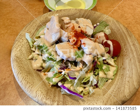 Healthy salad with chicken breast and colorful vegetables Healthy salad with chicken breast and colorful vegetables 141873585