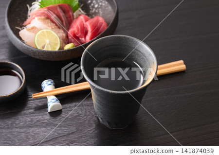 燒酒熱水分開 燒酒熱水分開 141874039
