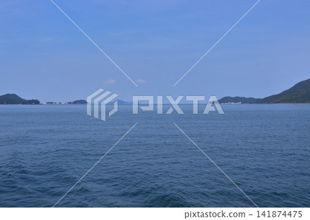 伊良子海峽位於鳥羽市(三重縣)和鳥羽島之間,通往神島(鳥羽市) 伊良子海峽位於鳥羽市(三重縣)和鳥羽島之間,通往神島(鳥羽市) 141874475