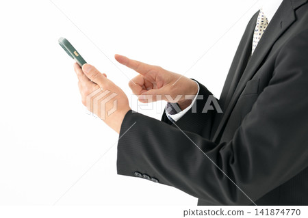 男子手持智慧型手機，商務人士，雙手 141874770