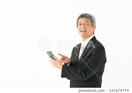 一位手持智慧型手機的商務男士。 141874774