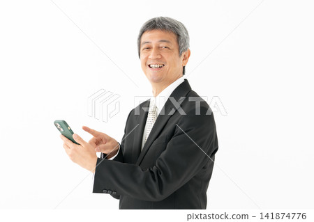 一位手持智慧型手機的商務男士。 141874776