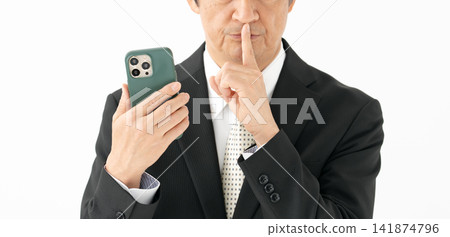 一個拿著智慧型手機的男人-一個秘密 一個拿著智慧型手機的男人-一個秘密 141874796