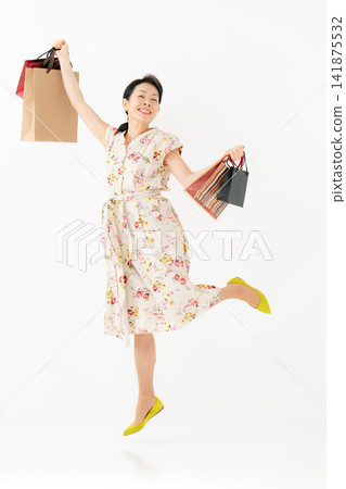 一名購物的女子跳了起來 141875532