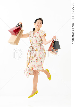 一名購物的女子跳了起來 141875536