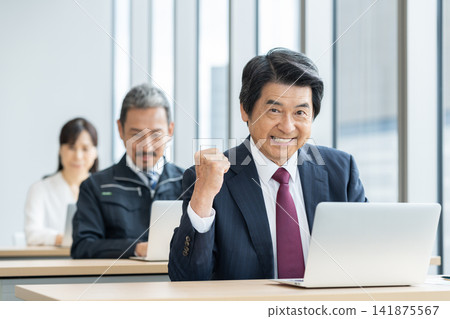 小型企業主參加研討會。照片由東京電子學院電波學園教育基金會提供。 小型企業主參加研討會。照片由東京電子學院電波學園教育基金會提供。 141875567