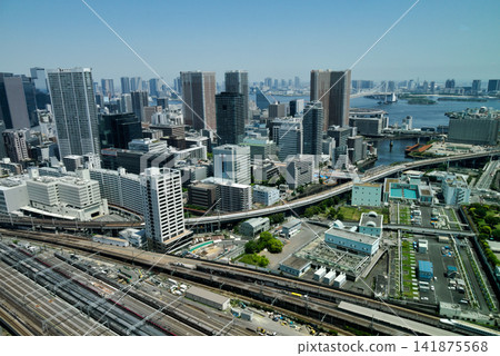 俯瞰東京灣的高樓林立的城市 俯瞰東京灣的高樓林立的城市 141875568
