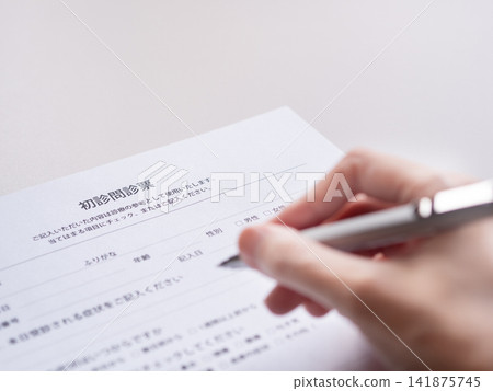 一張照片顯示,一名女子正在醫院填寫初步的醫療問卷。 一張照片顯示,一名女子正在醫院填寫初步的醫療問卷。 141875745