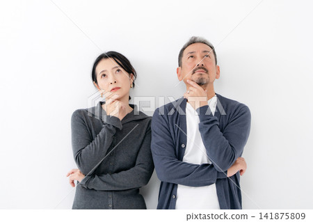 夫妻擔心 141875809