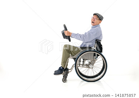 輪椅使用者，老年男性，私家車 141875857