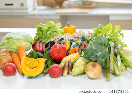 食材:廚房裡擺放著很多蔬菜。 食材:廚房裡擺放著很多蔬菜。 141875861