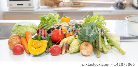 食材:廚房裡擺放著很多蔬菜。 食材:廚房裡擺放著很多蔬菜。 141875866