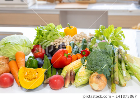 食材:廚房裡擺放著很多蔬菜。 食材:廚房裡擺放著很多蔬菜。 141875867