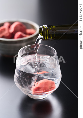 燒酒拌醃梅:將燒酒倒入杯中。 燒酒拌醃梅:將燒酒倒入杯中。 141875971