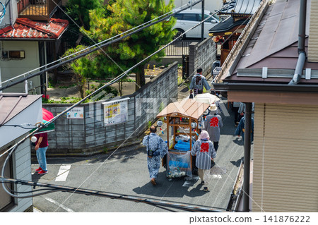 八王子夏季祭：年輕人拉著花車前往夏季活動的主會場。 141876222