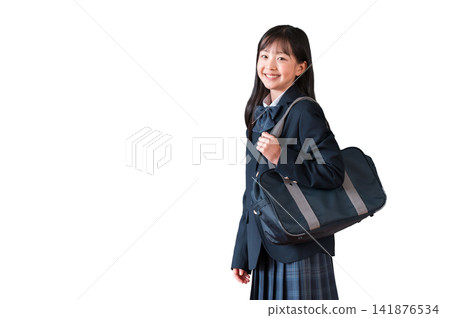 身穿校服、背著書包的小學生、國中生和高中女生。 身穿校服、背著書包的小學生、國中生和高中女生。 141876534