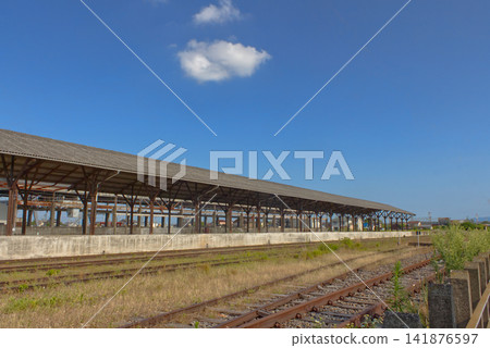 箕面赤坂站的貨運月台和軌道,藍天白雲,這是日本岐阜縣大垣市的工業遺產景觀。 箕面赤坂站的貨運月台和軌道,藍天白雲,這是日本岐阜縣大垣市的工業遺產景觀。 141876597