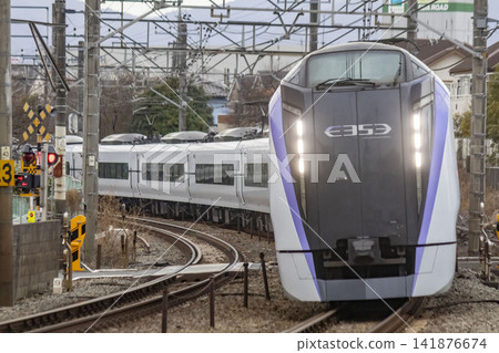 E353系列特快列車正在中央線路運行 E353系列特快列車正在中央線路運行 141876674