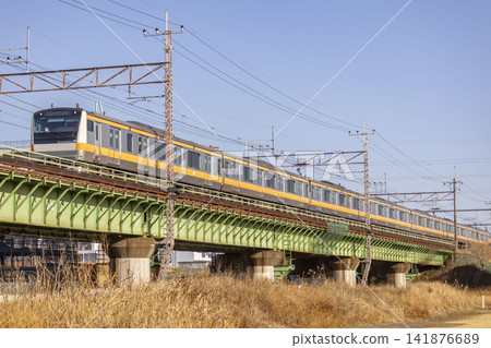 一列中央線列車正駛過玉川河。 一列中央線列車正駛過玉川河。 141876689