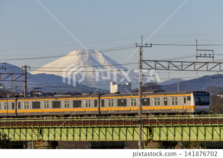 一列中央線列車跨越玉川和富士山。 一列中央線列車跨越玉川和富士山。 141876702
