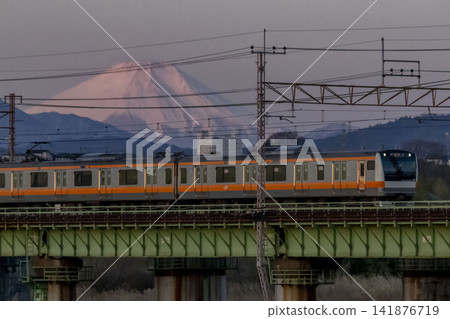 清晨,一列中央列車駛過多摩川,背景是富士山。 清晨,一列中央列車駛過多摩川,背景是富士山。 141876719