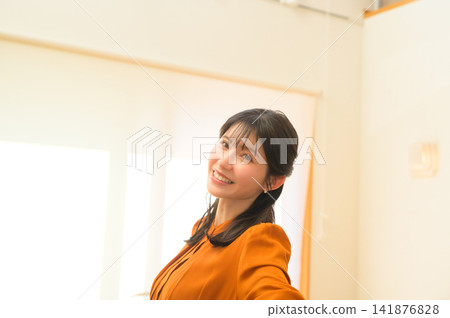 一位日本女士很高興看到開放式中庭。 一位日本女士很高興看到開放式中庭。 141876828