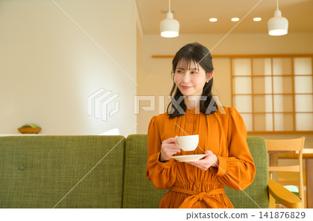 日本女性在家喝咖啡 日本女性在家喝咖啡 141876829