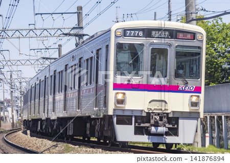 一列京王線列車正駛過日野市 141876894