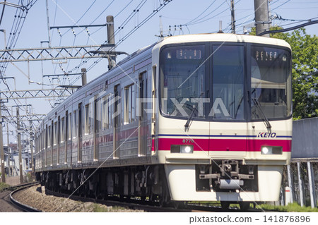 一列京王線列車正駛過日野市 一列京王線列車正駛過日野市 141876896