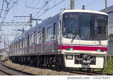 一列京王線列車正駛過日野市 一列京王線列車正駛過日野市 141876897