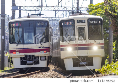 一列京王線列車正駛過日野市 一列京王線列車正駛過日野市 141876898