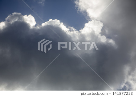 九月奄美大島的藍天和升起的白色積雨雲。 九月奄美大島的藍天和升起的白色積雨雲。 141877238