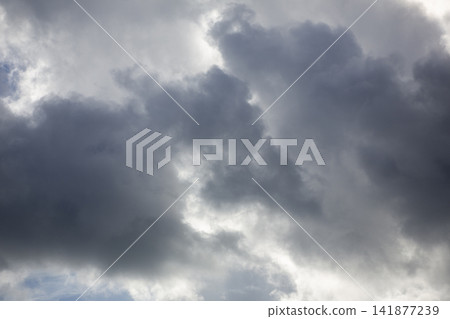 九月奄美大島的藍天和升起的白色積雨雲。 141877239
