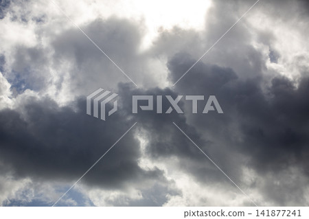 九月奄美大島的藍天和升起的白色積雨雲。 九月奄美大島的藍天和升起的白色積雨雲。 141877241