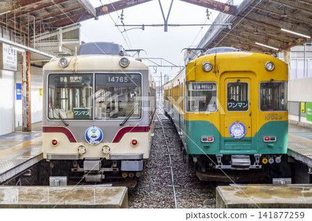 一列當地列車停靠在電鐵富山站。 141877259