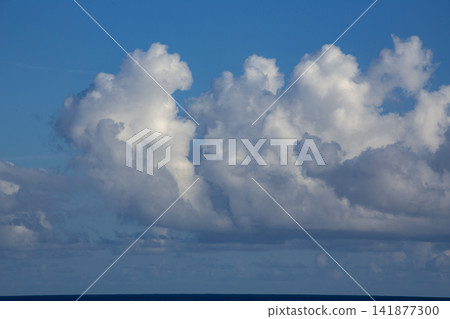 九月奄美大島的藍天和升起的白色積雨雲。 九月奄美大島的藍天和升起的白色積雨雲。 141877300