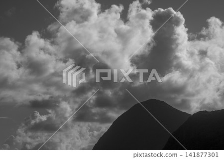 九月奄美大島的藍天和升起的白色積雨雲。 九月奄美大島的藍天和升起的白色積雨雲。 141877301