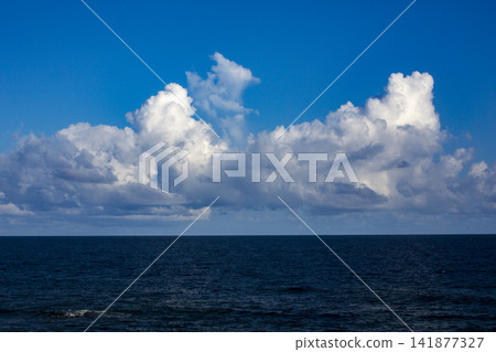 九月奄美大島的藍天和升起的白色積雨雲。 九月奄美大島的藍天和升起的白色積雨雲。 141877327