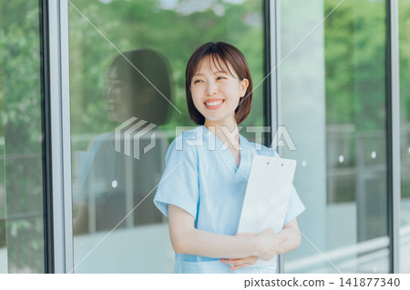 年輕的女護士 年輕的女護士 141877340