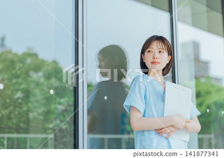 年輕的女護士 年輕的女護士 141877341