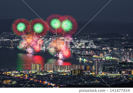琵琶湖煙火節期間,絢麗的煙火照亮了夜空和琵琶湖水面,也為城市的夜景增添了色彩。 琵琶湖煙火節期間,絢麗的煙火照亮了夜空和琵琶湖水面,也為城市的夜景增添了色彩。 141877834