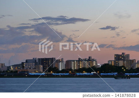 黃昏時分的城市景觀和水邊景色（三重縣桑名市） 141878028