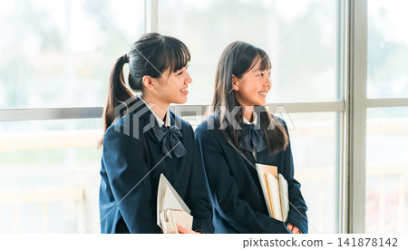 小學和國中女生在學校教室裡交談 141878142
