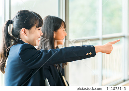 小學和國中女生在學校教室裡交談 小學和國中女生在學校教室裡交談 141878143