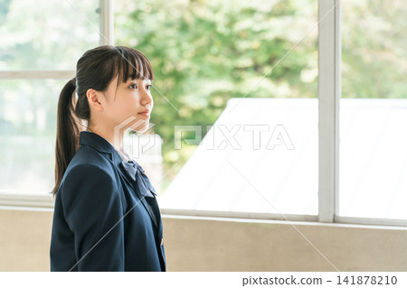 身穿校服的中學生和高中女生走在學校走廊上。 身穿校服的中學生和高中女生走在學校走廊上。 141878210