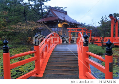 被自然環繞的神社大門(高山稻荷神社,高山龍神宮,青森縣津輕市) 被自然環繞的神社大門(高山稻荷神社,高山龍神宮,青森縣津輕市) 141878310