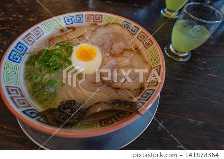 福岡風味豚骨拉麵，配上叉燒肉、蛋和木耳。 141878364