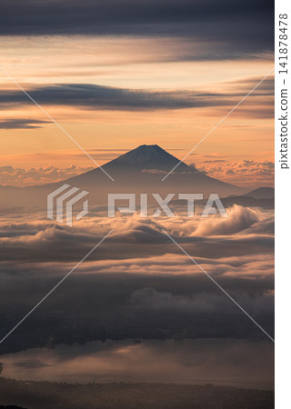 從高峠高原眺望黎明時的富士山和諏訪湖 從高峠高原眺望黎明時的富士山和諏訪湖 141878478