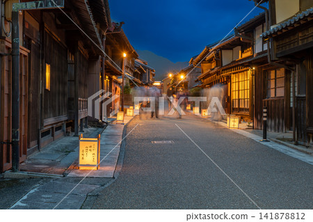 在三重縣龜山市關宿東海道舉行的關宿祇園夏季祭期間，人們在夜晚點亮燈籠。 141878812